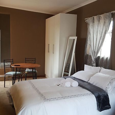 Let Us Accomodation East London Bagian luar foto
