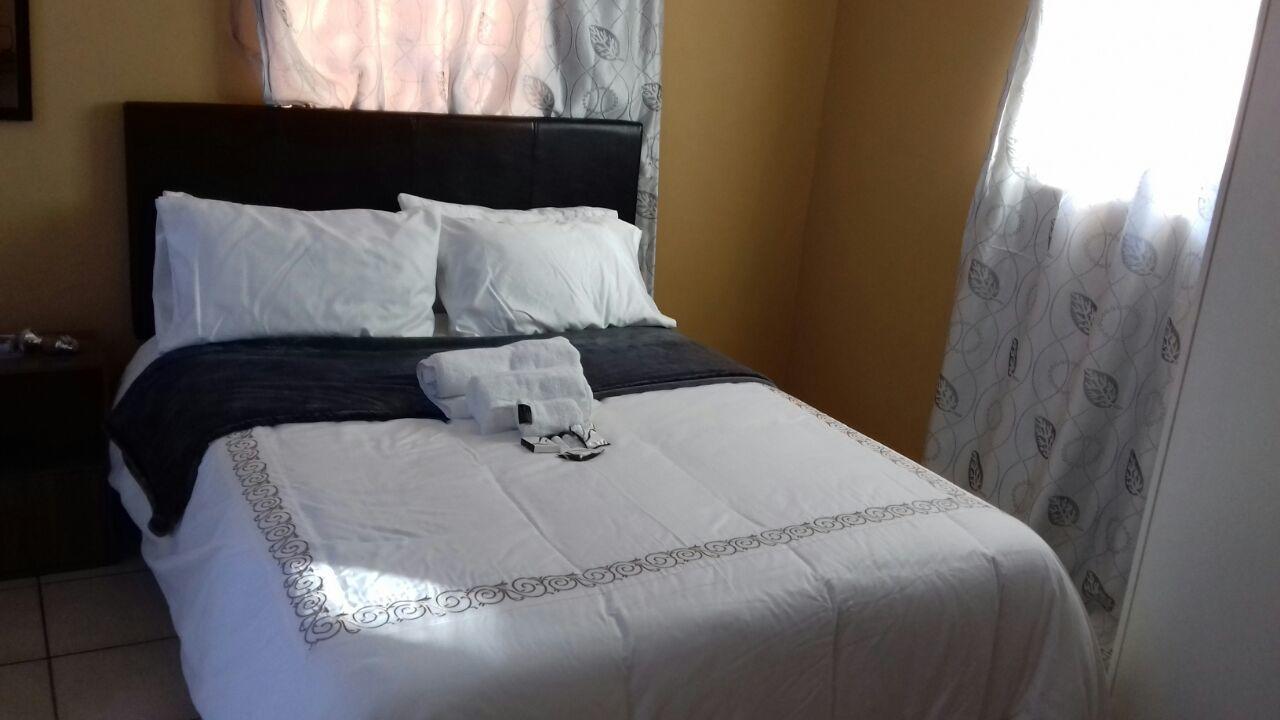 Let Us Accomodation East London Bagian luar foto