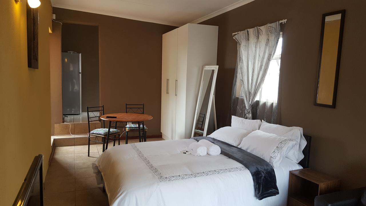 Let Us Accomodation East London Bagian luar foto