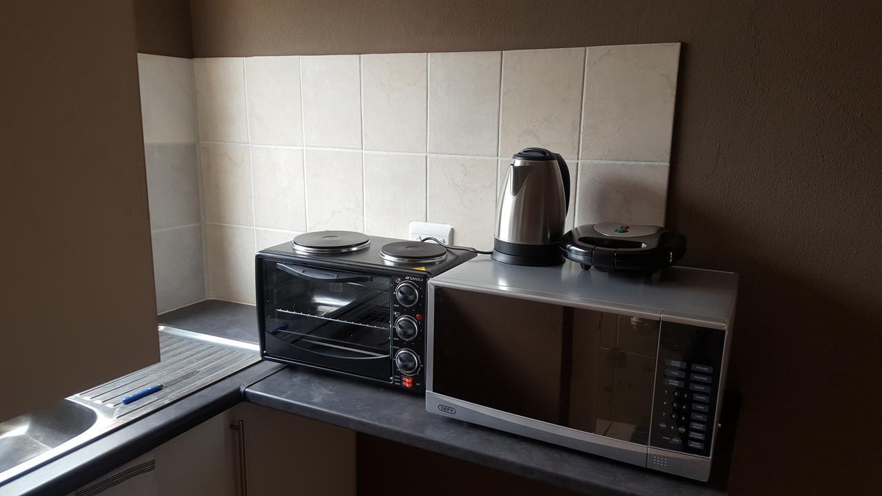 Let Us Accomodation East London Bagian luar foto