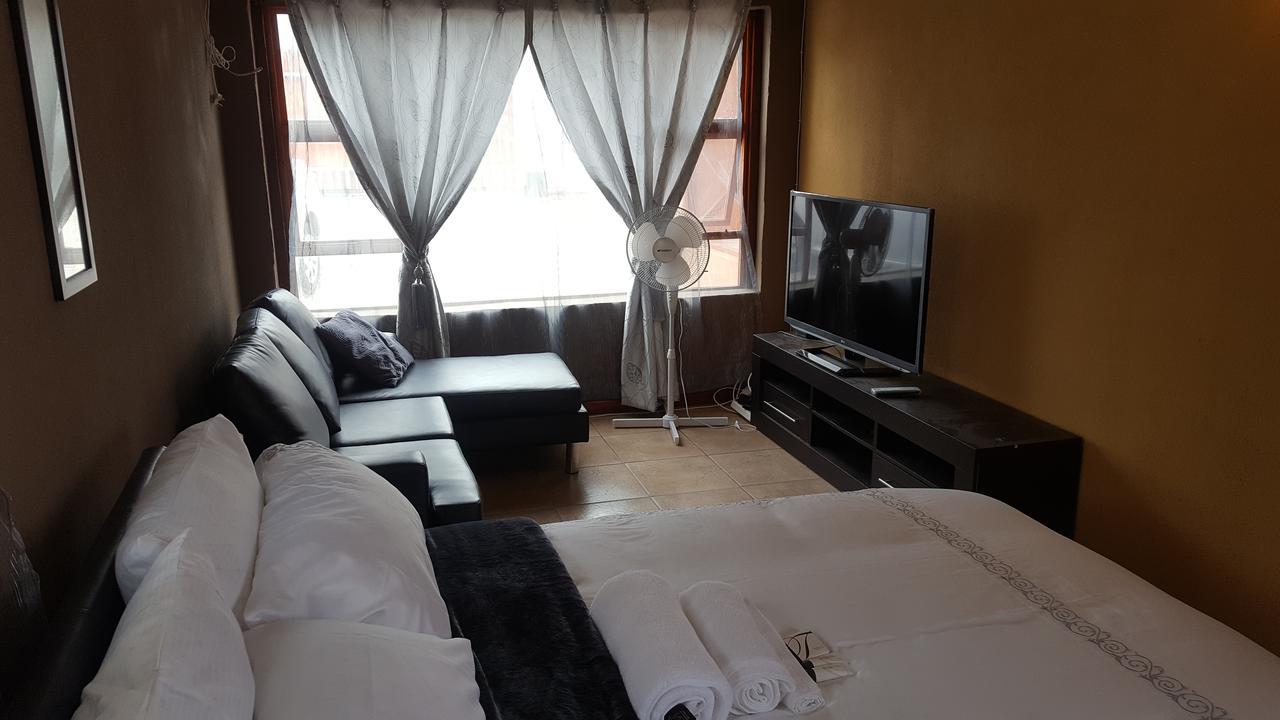 Let Us Accomodation East London Bagian luar foto