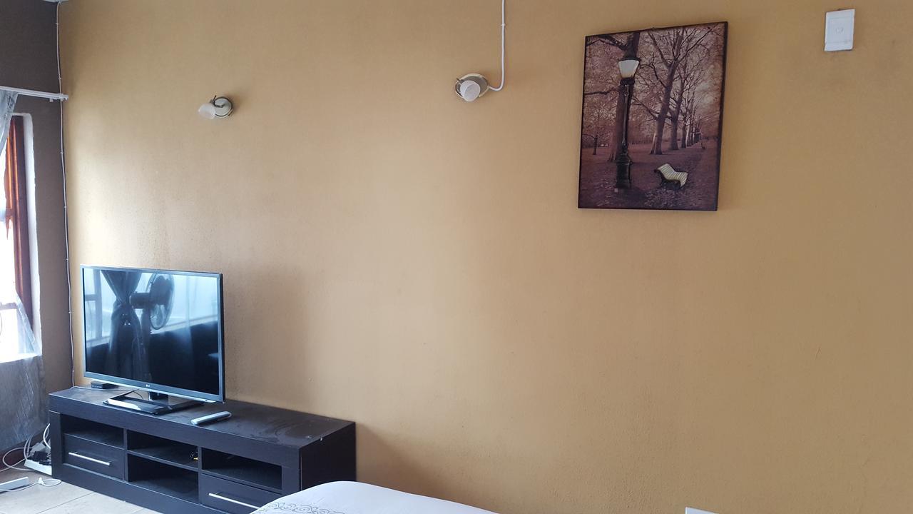 Let Us Accomodation East London Bagian luar foto