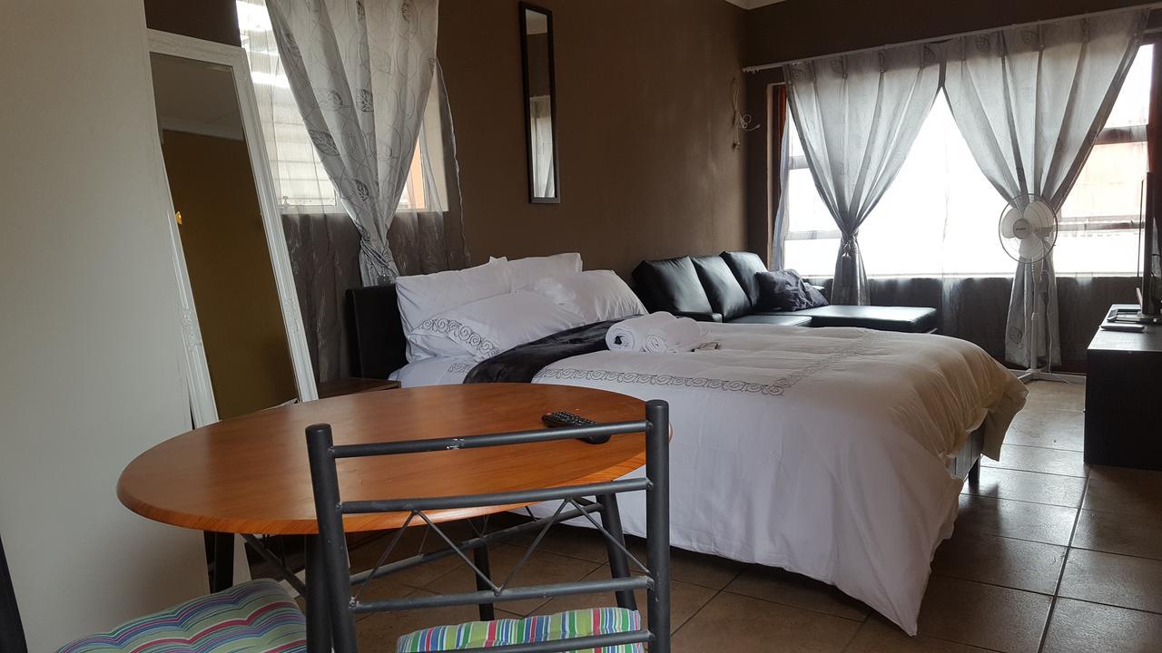 Let Us Accomodation East London Bagian luar foto